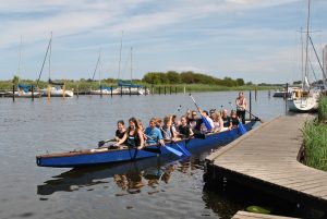 Steuerfrau Mandy Kuschel stehend im Drachenboot